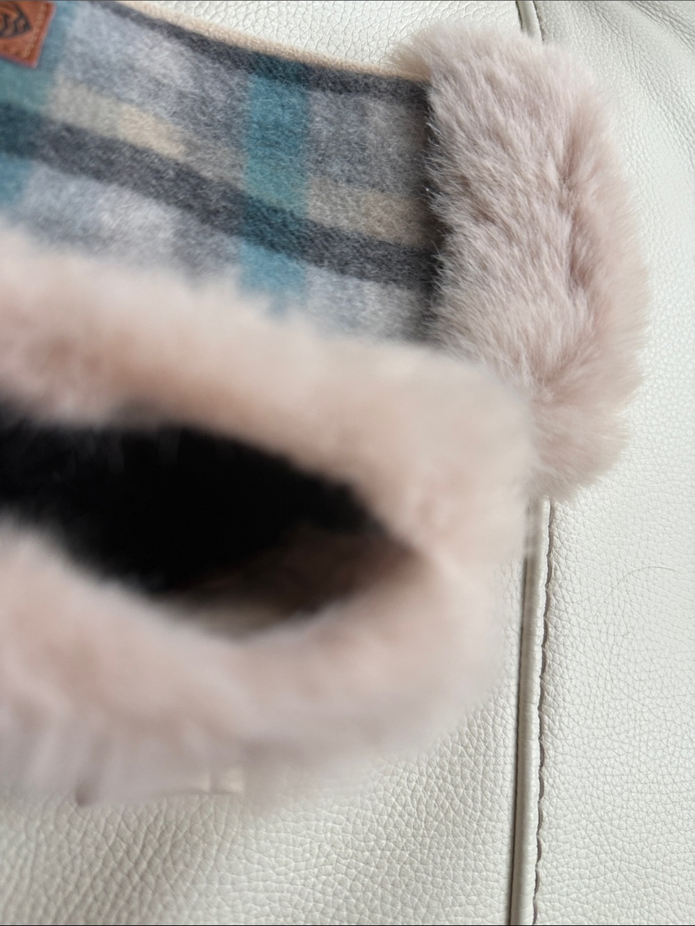 Islander Fingerless Gloves Lambs Wool and Faux Fur (Scotland) - Picture 8 of 13